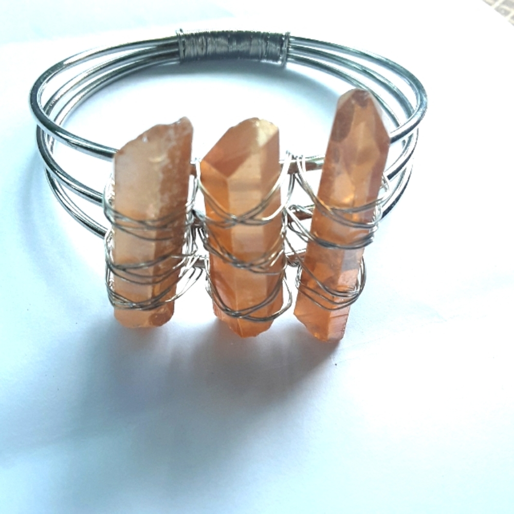 Crystal point, bracelet in silver tone metal, NWOT
